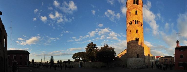 La sera per le vie del Borgo: Caorle