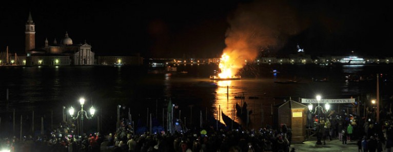 La “scultura di fuoco” e La Vogata del Silenzio – Carnevale di Venezia 2013