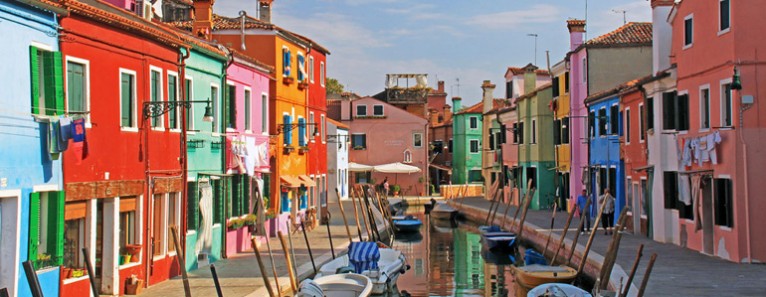 Il vetro soffiato di Murano e la coloratissima Isola di Burano