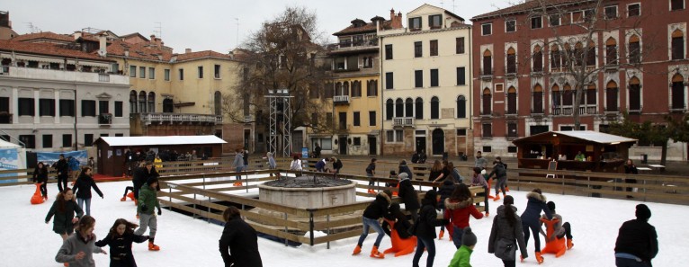 Pista di pattinaggio sul ghiaccio a Venezia in Campo San Polo