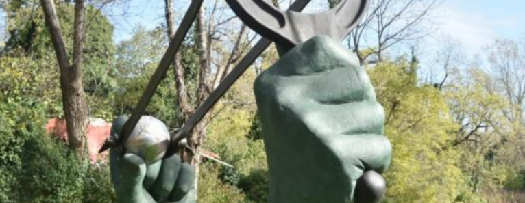STOP PLAYING, a Forte Marghera la nuova statua di Lorenzo Quinn